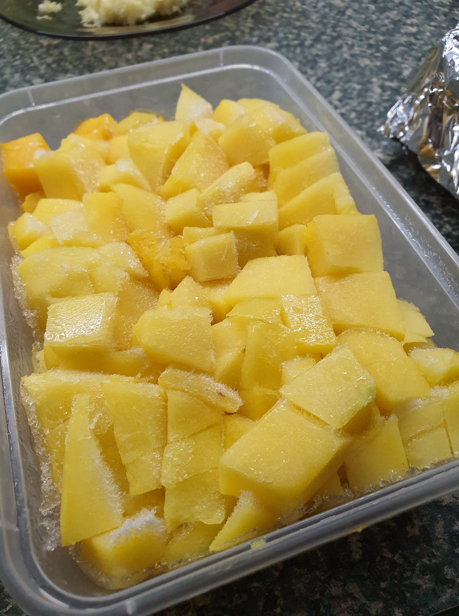 Picture of a bowl of diced Mango